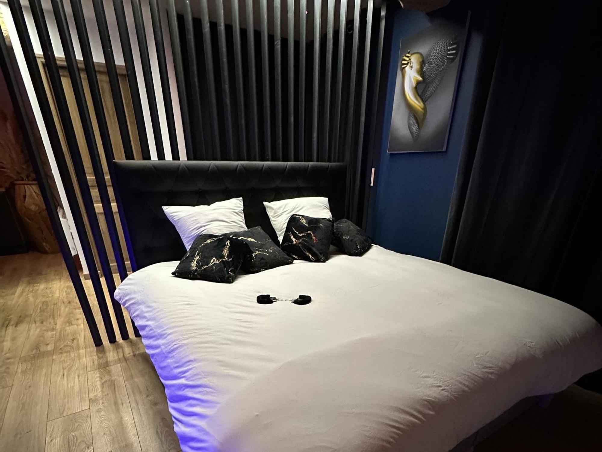 Roomandx-Loveroom-Caen-Bayeux Le Fresne-Camilly Exterior photo